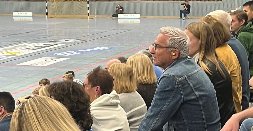 Ein Heilbronner schaut Handball in Heilbronn: Baden-W&uuml;rttembergs Innenminister Thomas Strobl in Jeansjacke beim Spiel des TSB Horkheim auf der Trib&uuml;ne.