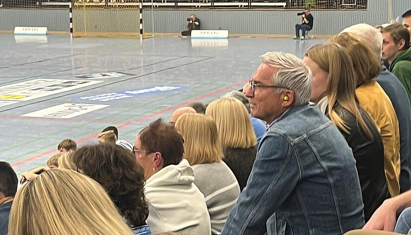 Ein Heilbronner schaut Handball in Heilbronn: Baden-W&uuml;rttembergs Innenminister Thomas Strobl in Jeansjacke beim Spiel des TSB Horkheim auf der Trib&uuml;ne.