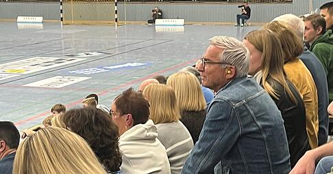 Ein Heilbronner schaut Handball in Heilbronn: Baden-W&uuml;rttembergs Innenminister Thomas Strobl in Jeansjacke beim Spiel des TSB Horkheim auf der Trib&uuml;ne.