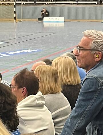 Ein Heilbronner schaut Handball in Heilbronn: Baden-W&uuml;rttembergs Innenminister Thomas Strobl in Jeansjacke beim Spiel des TSB Horkheim auf der Trib&uuml;ne.