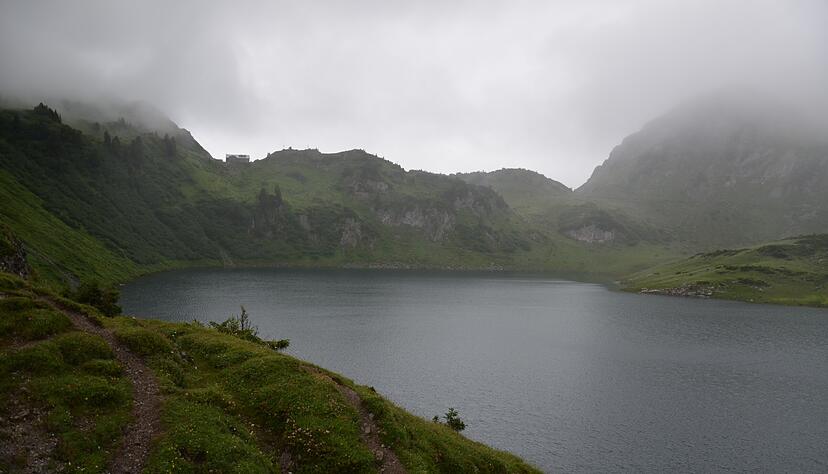 Der Formarinsee, in dessen Nähe der Lech entspringt ist bei Sonnenlicht unvergleichlich schön – sagt man. Er ist es aber auch bei Regen. Mystisch schön. Foto: Stefanie Sapara Der Formarinsee, in dessen Nähe der Lech entspringt ist bei Sonnenlicht unvergleichlich schön – sagt man. Er ist es aber auch bei Regen. Mystisch schön. Foto: Stefanie Sapara