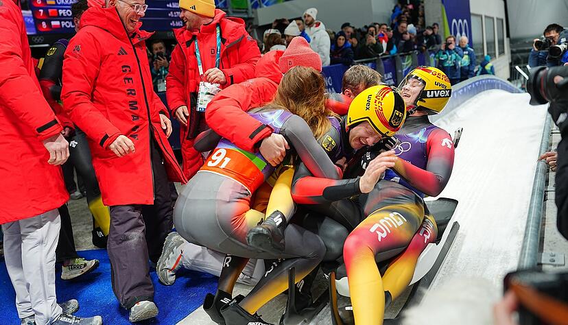 Die Freude &uuml;ber das n&auml;chste Gold im Eiskanal des Cortina Sliding Centres kannte keine Grenzen: Team Deutschland feiert im Ziel den Sieg.