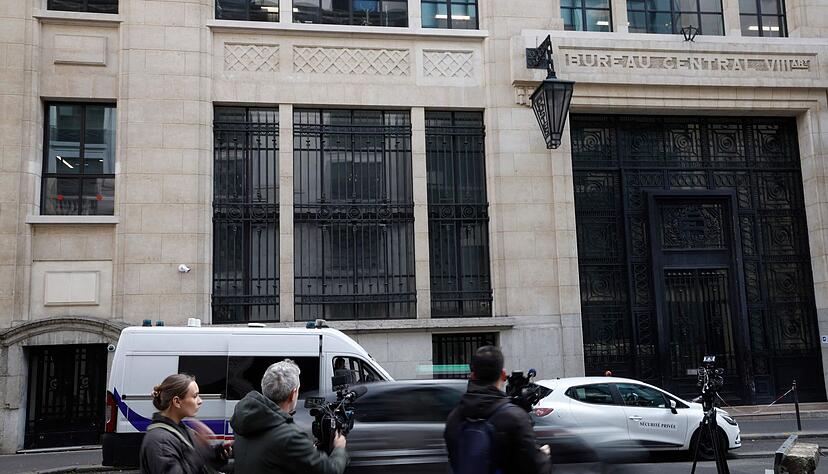 Bei einem Anschlagsversuch auf eine US-Bank in Paris wurden drei Verdächtige festgenommen. Bei einem Anschlagsversuch auf eine US-Bank in Paris wurden drei Verdächtige festgenommen.