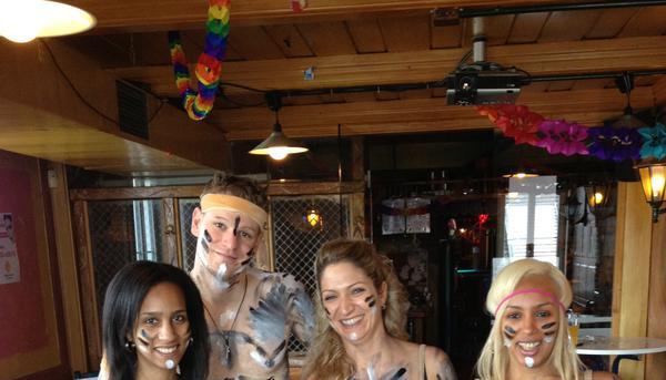 Die "Kangaroo"-Limited an Fasching 2012 (von rechts): Mira, Yasmin und Heiko mit Bedienung Remi.
Foto: privat