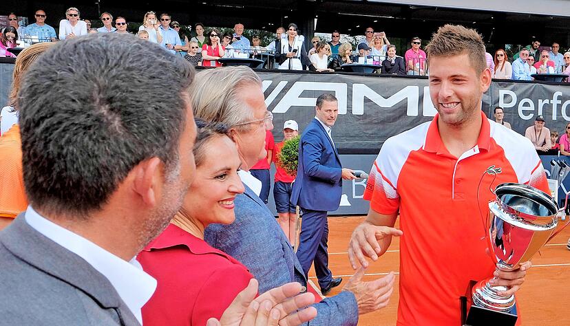 In 62 Minuten war alles vorbei: Filip Krajinovic lag im Finale gegen den Belgier Arthur De Greef 1:3 zurück – und gewann 6:3, 6:1. Dafür gab es den Siegerpokal, überreicht (von links) durch Metehan Cebeci, Mine Cebeci und Tom Bucher. Fotos: Dennis Mugler