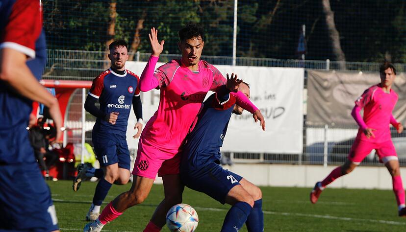 Tom Theo Fladung und der VfR Heilbronn sind mit der Spielweise der TSG Hofherrnweiler-Unterrombach in der ersten Halbzeit reichlich überfordert.
