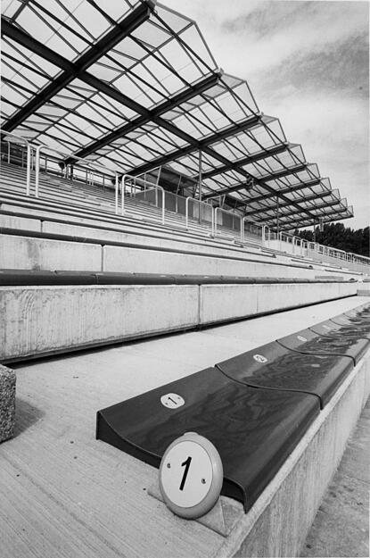 Juli 1988: Blick auf die neue Tribüne. Die Zahl der überdachten Sitzplätze beträgt 972.