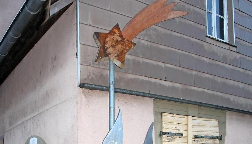 Anneliese Voss zeigt, wo die vierte Kerze "brennen" wird.Fotos: Agentur Kochertal