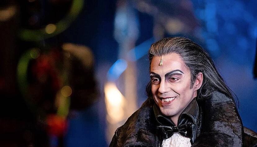Verführer mit charmantem Pop-Bariton: Filippo Strocchi ist Graf von Krolock und Chefvampir in Stuttgart.
Foto: Stage Entertainment/ Jan Potente