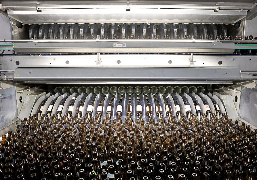 Das gr&ouml;&szlig;te Teil ist eine 23 Tonnen schwere Flaschenreinigungsmaschine.