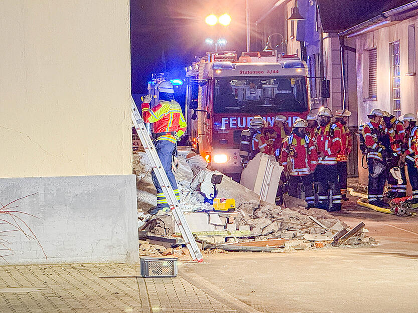 Gro&szlig;einsatz von Rettungskr&auml;ften in Stutensee im Landkreis Karlsruhe. Ein Haus ist akut einsturzgef&auml;hrdet.