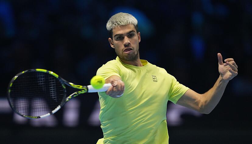 Carlos Alcaraz macht das Traumfinale bei den ATP Finals perfekt. Carlos Alcaraz macht das Traumfinale bei den ATP Finals perfekt.