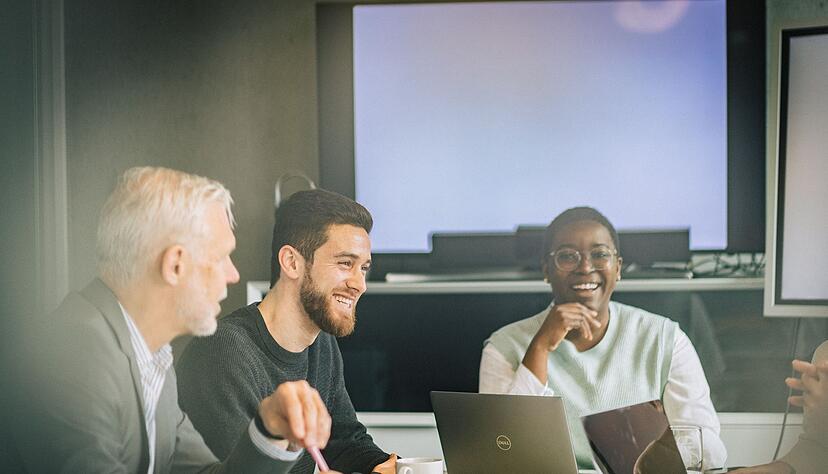 Vorbereitung hilft: Ein kurzer, klarer Pitch, den man regelm&auml;&szlig;ig &uuml;bt, kann die Nervosit&auml;t vor Selbstvorstellungen deutlich reduzieren.