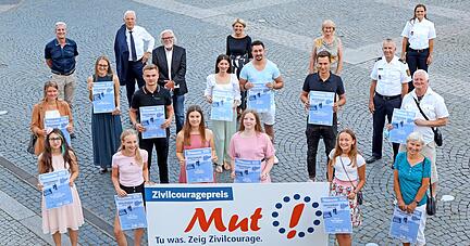 Die Preisträger und die Offiziellen, die die jeweiligen Einzelpreise übergeben haben, in gebührendem Corona-Abstand auf dem Heilbronner Marktplatz vor dem Rathaus.
Foto: Ralf Seidel