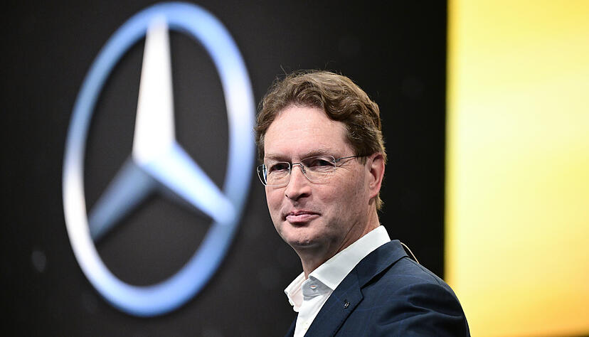 Ola Källenius steht bei der Jahres-Pressekonferenz vor einem Logo des Autoherstellers Mercedes-Benz. (Archivbild) Ola Källenius steht bei der Jahres-Pressekonferenz vor einem Logo des Autoherstellers Mercedes-Benz. (Archivbild)