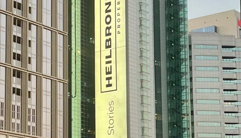 Das Foto zeigt eine Werbung für "Heilbronn Properties" auf einer Hochhaus-Fassade in Dubai Das Foto zeigt eine Werbung für "Heilbronn Properties" auf einer Hochhaus-Fassade in Dubai