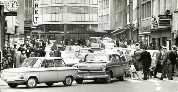 1965: Einkaufslustig schlängeln sich Passanten und Autofahrer am Ostersamstag durch die Fleiner Straße.