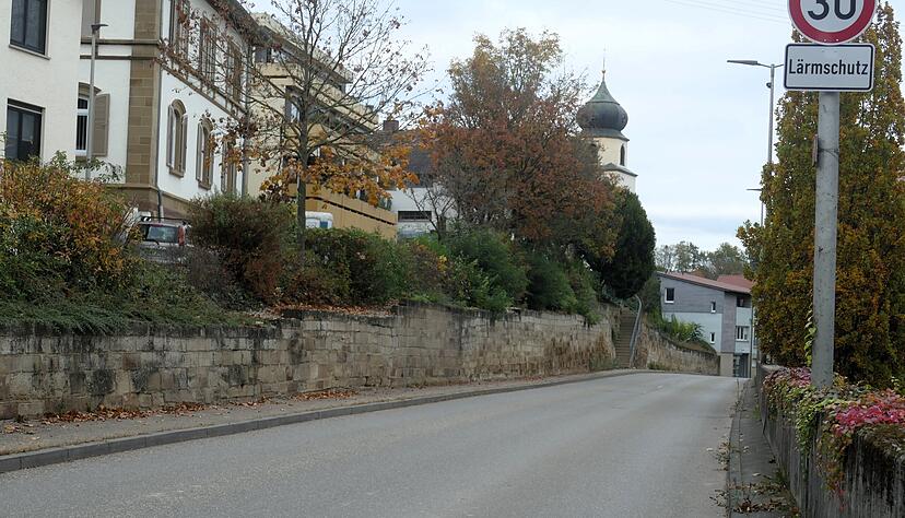 Ein größerer Investitionsposten: Im Zuge der städtebaulichen Erneuerungsmaßnahmen Schluchtern wird der Straßen- und Gehwegbereich entlang der Sandsteinmauer saniert und umgestaltet.