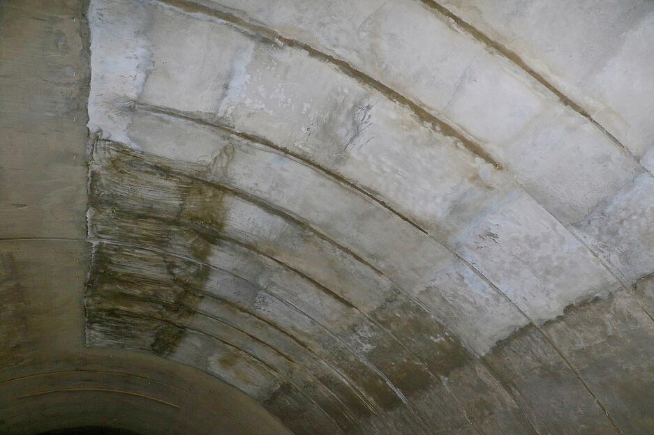 Anfang M&auml;rz hat ein Lkw-Brand in der Westr&ouml;hre des Engelbergtunnels auf der A81 einen erheblichen Schaden angerichtet.