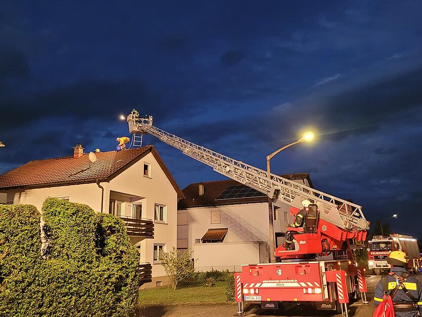Die Feuerwehr Neudenau sichert das Dach eines Hauses.