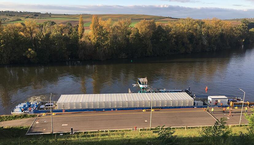 Gegen 17.15 Uhr ist der im Auftrag der EnBW eingesetzte und mit drei Castor-Behältern beladene Schubverband an der Anlegestelle des Kernkraftwerks Neckarwestheim angekommen. Foto: EnBW Gegen 17.15 Uhr ist der im Auftrag der EnBW eingesetzte und mit drei Castor-Behältern beladene Schubverband an der Anlegestelle des Kernkraftwerks Neckarwestheim angekommen. Foto: EnBW