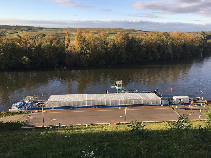 Gegen 17.15 Uhr ist der im Auftrag der EnBW eingesetzte und mit drei Castor-Behältern beladene Schubverband an der Anlegestelle des Kernkraftwerks Neckarwestheim angekommen. Foto: EnBW