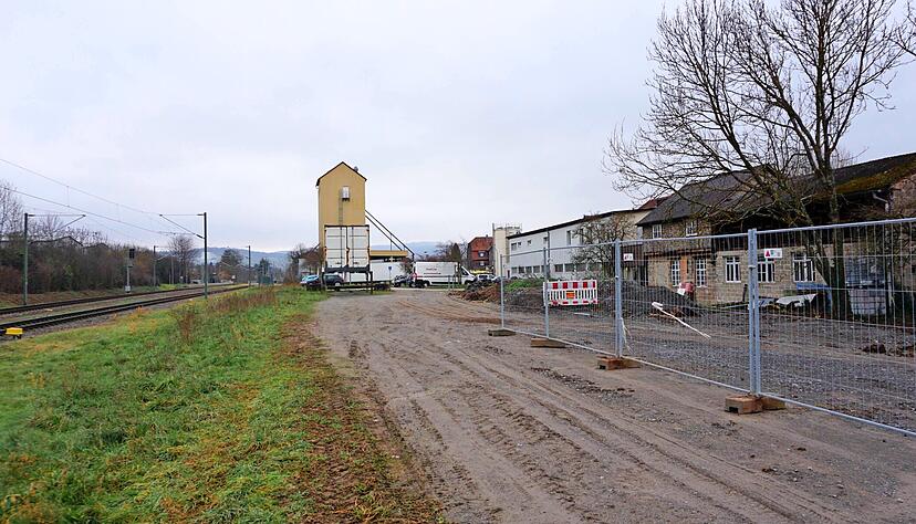 Neben dem Park-&-Ride-Platz beim Willsbacher Bahnhof plant die Gemeinde, 40 Flüchtlinge in der Anschlussunterbringung anzusiedeln. Neben dem Park-&-Ride-Platz beim Willsbacher Bahnhof plant die Gemeinde, 40 Flüchtlinge in der Anschlussunterbringung anzusiedeln.