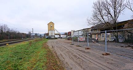 Neben dem Park-&-Ride-Platz beim Willsbacher Bahnhof plant die Gemeinde, 40 Flüchtlinge in der Anschlussunterbringung anzusiedeln.