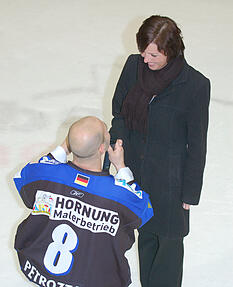 Am 29. Dezember 2006 machte Frank Petrozza nach einem 7:1-Sieg seiner Freundin Iris noch auf dem Eis einen Heiratsantrag. Am 29. Dezember 2006 machte Frank Petrozza nach einem 7:1-Sieg seiner Freundin Iris noch auf dem Eis einen Heiratsantrag.