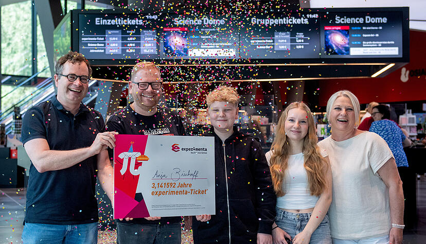 Jubiläumsbesucherin Anja Bischoff (rechts) aus Keltern mit ihrer Familie und Experimenta-Geschäftsführer Andreas Gundelwein (links): Zum 3.141.592. Gast gab es Konfetti und eine Dauerkarte. Jubiläumsbesucherin Anja Bischoff (rechts) aus Keltern mit ihrer Familie und Experimenta-Geschäftsführer Andreas Gundelwein (links): Zum 3.141.592. Gast gab es Konfetti und eine Dauerkarte.