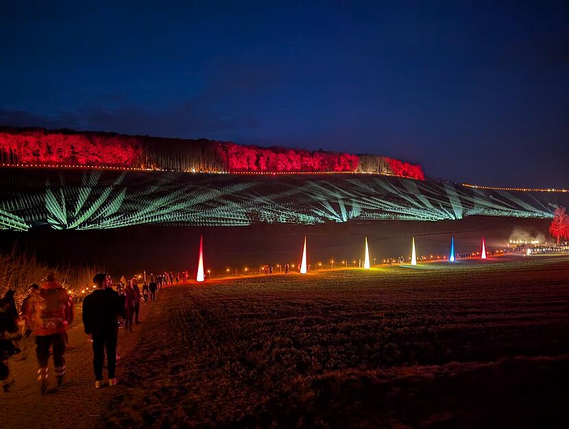 22. M&auml;rz 2025: Viel mehr als Lichter und Wein. Begeisterte Besucher beim Rebengl&uuml;hen in Bretzfeld.