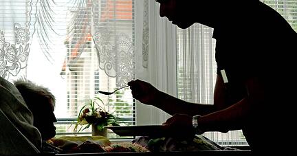 Qualitativ gute Pflege, das heißt für Christine Demuth-Neumeister, Senioren gut, liebevoll und individuell nach deren Wünschen zu versorgen. Foto: dpa Qualitativ gute Pflege, das heißt für Christine Demuth-Neumeister, Senioren gut, liebevoll und individuell nach deren Wünschen zu versorgen. Foto: dpa