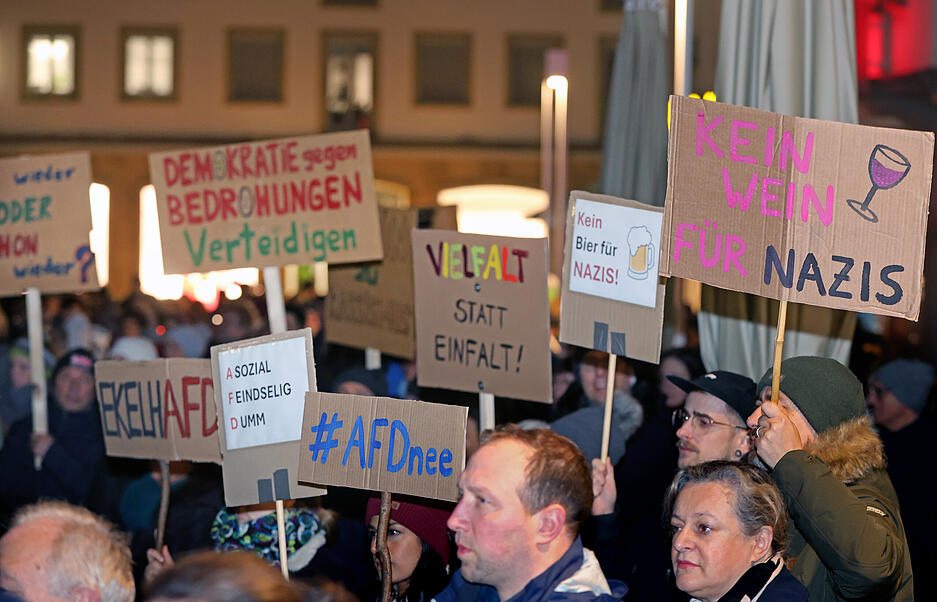 Auf zahlreichen Plakaten brachten die Teilnehmer ihren Unmut, auch über die AfD, zum Ausdruck. Auf zahlreichen Plakaten brachten die Teilnehmer ihren Unmut, auch über die AfD, zum Ausdruck.