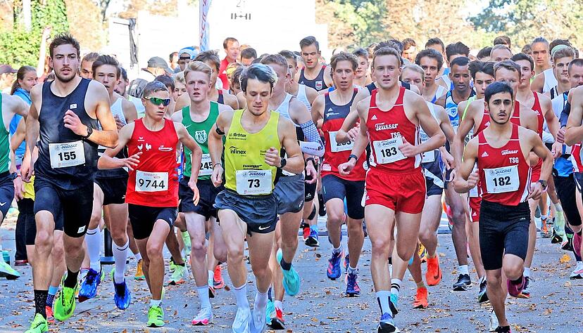 Der sp&auml;tere Sieger Jens Mergenthaler (li.) sowie die Lokalmatadoren Dustin Uhlig ( Nummer 183) und Mohamad Sadeghi (182) beim Start.
Foto: Ralf Seidel