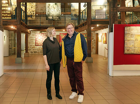 Hubert Sawatzki hat die Ausstellung zusammen mit Isidore Tillers organisiert.