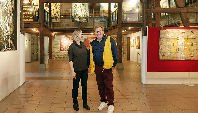 Hubert Sawatzki hat die Ausstellung zusammen mit Isidore Tillers organisiert.