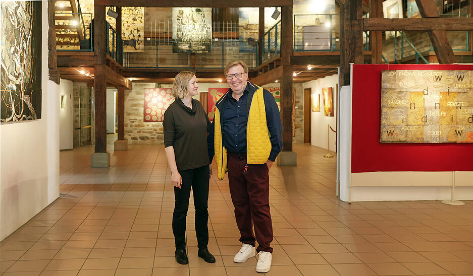 Hubert Sawatzki hat die Ausstellung zusammen mit Isidore Tillers organisiert.