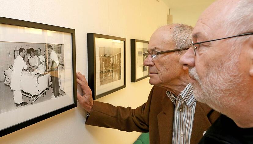 Die Vernissage &quot;100 Jahre Krankenhaus Brackenheim&quot; entführt in die Anfänge der Krankenhausgeschichte : Karl Seither (links) und Günther Lang.Foto: Guido Sawatzki