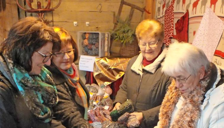 Schozach: Bei den Strickfrauen gibt es Wollsocken und mehr.
Fotos: Seybold
