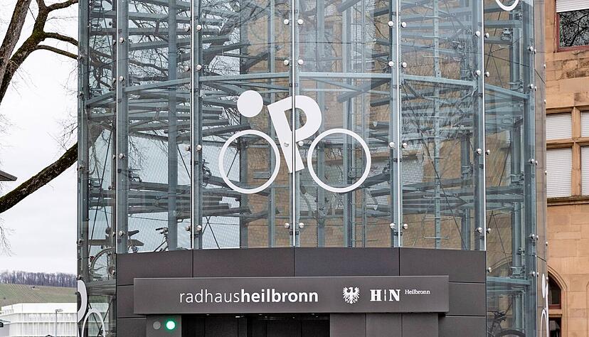 Das Fahrradparkhaus am Willy-Brandt-Platz beim Bahnhof steht bisher nur Dauerparkern zur Verfügung. Das Bezahlsystem funktioniert nicht richtig.
