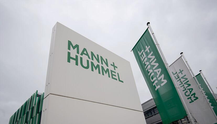 Ein Schild weist auf die Unternehmenszentrale des Filterspezialisten Mann+Hummel hin.