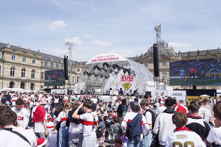 Fans beim Public Viewing auf dem Stuttgarter Schlossplatz. Fans beim Public Viewing auf dem Stuttgarter Schlossplatz.