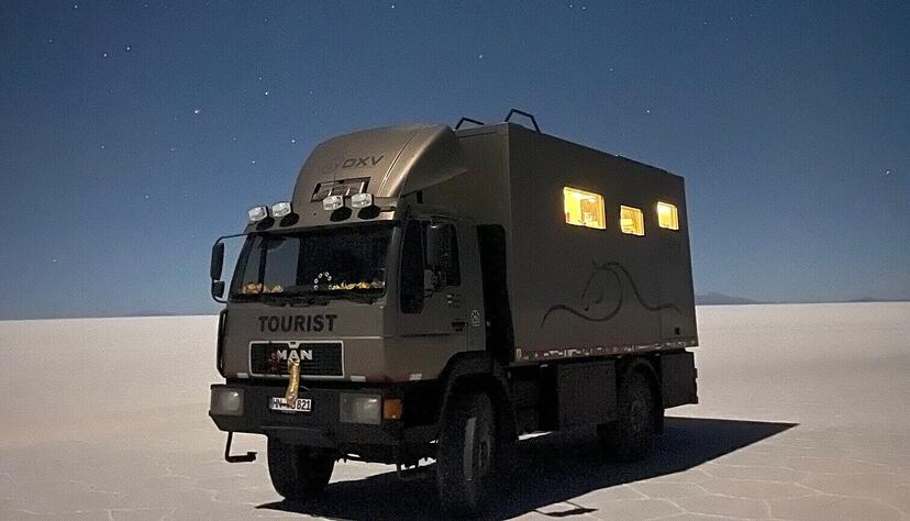 Familie Stein aus Schwaigern mit ihrem Lkw in Salar de Uyuni, dem Salzsee in Bolivien.