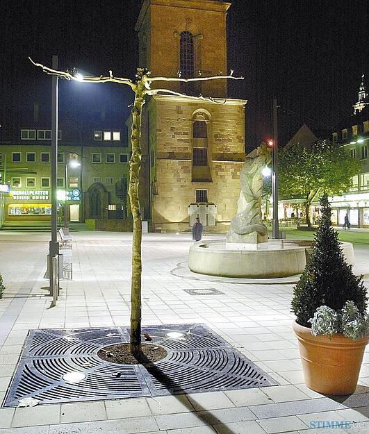 Stimmungsvoll zeigt sich im November 2001 der frisch sanierte Heilbronner Hafenmarkt mit seinen neuen Strahlern.