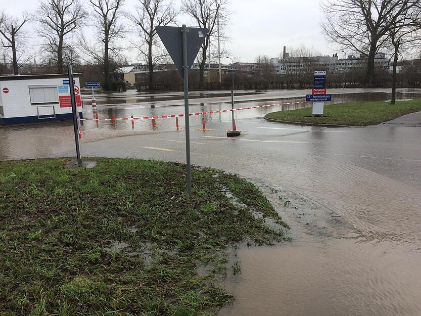 Straßen wegen Hochwasser gesperrt Straßen wegen Hochwasser gesperrt