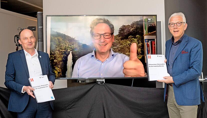 Daumen hoch von Eckart von Hirschhausen für den Masterplan: OB Harry Mergel (rechts) und Thomas Pöhlker von Energielenker Projects mit dem Schriftstück.
Foto: Berger Daumen hoch von Eckart von Hirschhausen für den Masterplan: OB Harry Mergel (rechts) und Thomas Pöhlker von Energielenker Projects mit dem Schriftstück.
Foto: Berger