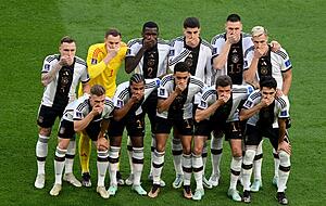 Die deutsche Fu&szlig;ball-Mannschaft setzte vor dem Spiel gegen Japan ein Zeichen.