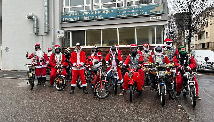 Warm anziehen mussten sich die Nikoläuse auf ihren Zweirädern. Denn es ist kalt geworden. Warm anziehen mussten sich die Nikoläuse auf ihren Zweirädern. Denn es ist kalt geworden.