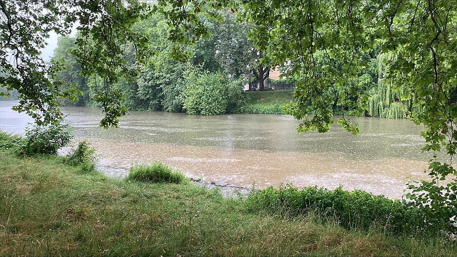 Der Neckar führt dank Unwetter wieder kräftig Wasser. Der Neckar führt dank Unwetter wieder kräftig Wasser.