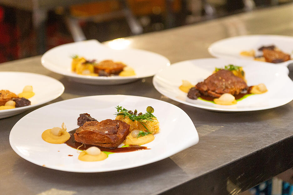 Spitzenküche und Varieté sind vereint unter einem Spiegelzelt. Spitzenküche und Varieté sind vereint unter einem Spiegelzelt.